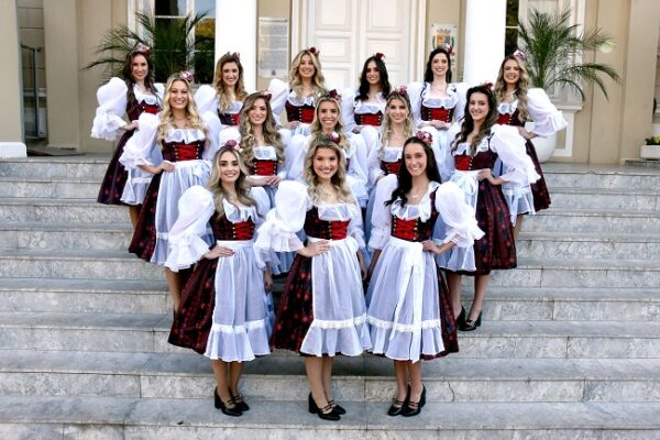 Trajes para o concurso de soberanas são inspirados nas primeiras celebrações da Oktoberfest