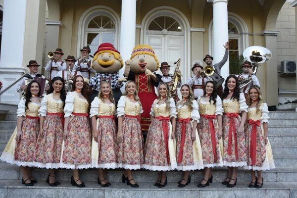 Apresentação oficial dos trajes das candidatas aos títulos de Rainha e Princesas da Festa da Alegria